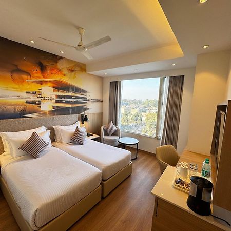 Tulip Inn Zirakpur Exterior foto