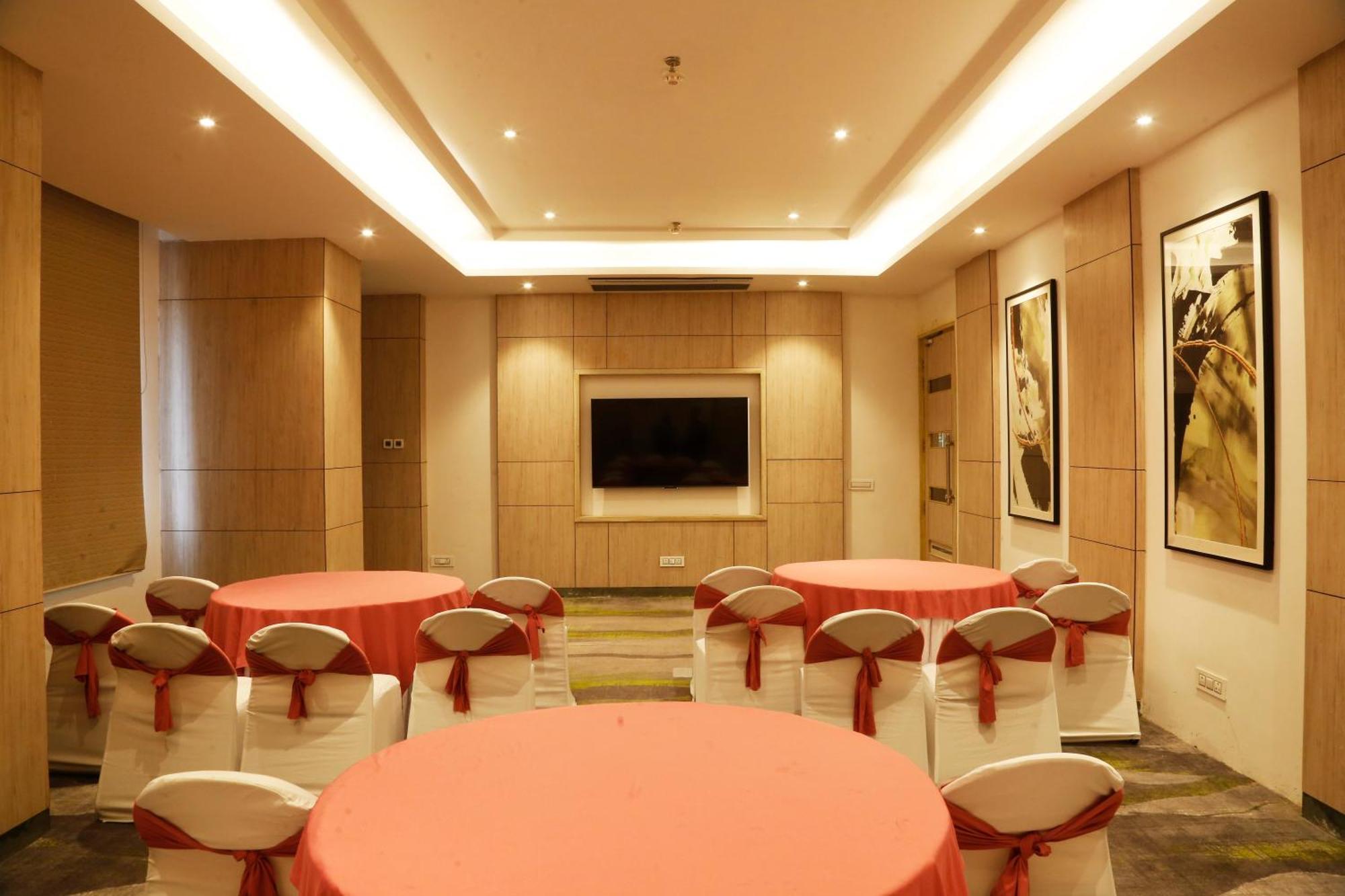 Tulip Inn Zirakpur Exterior foto