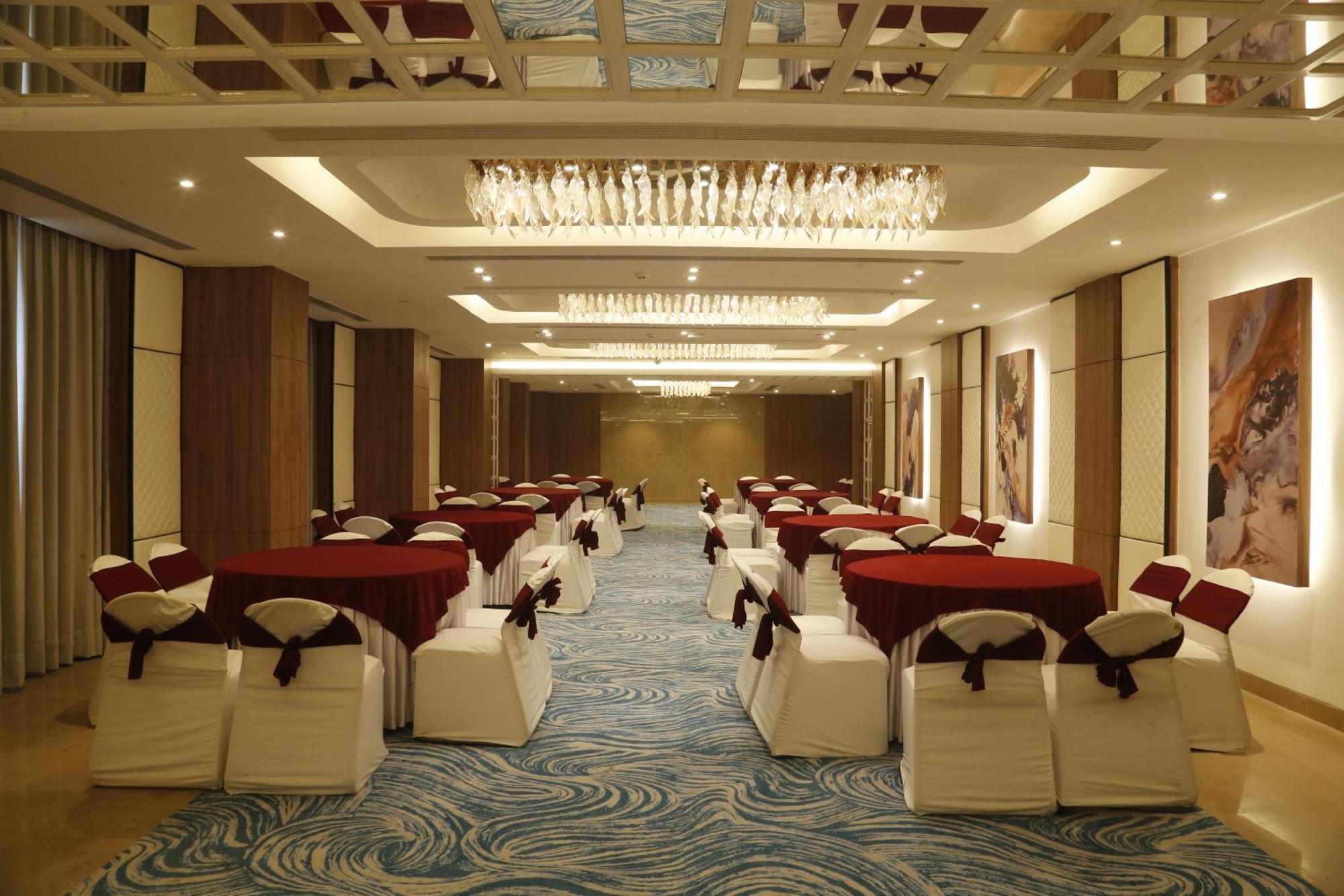 Tulip Inn Zirakpur Exterior foto