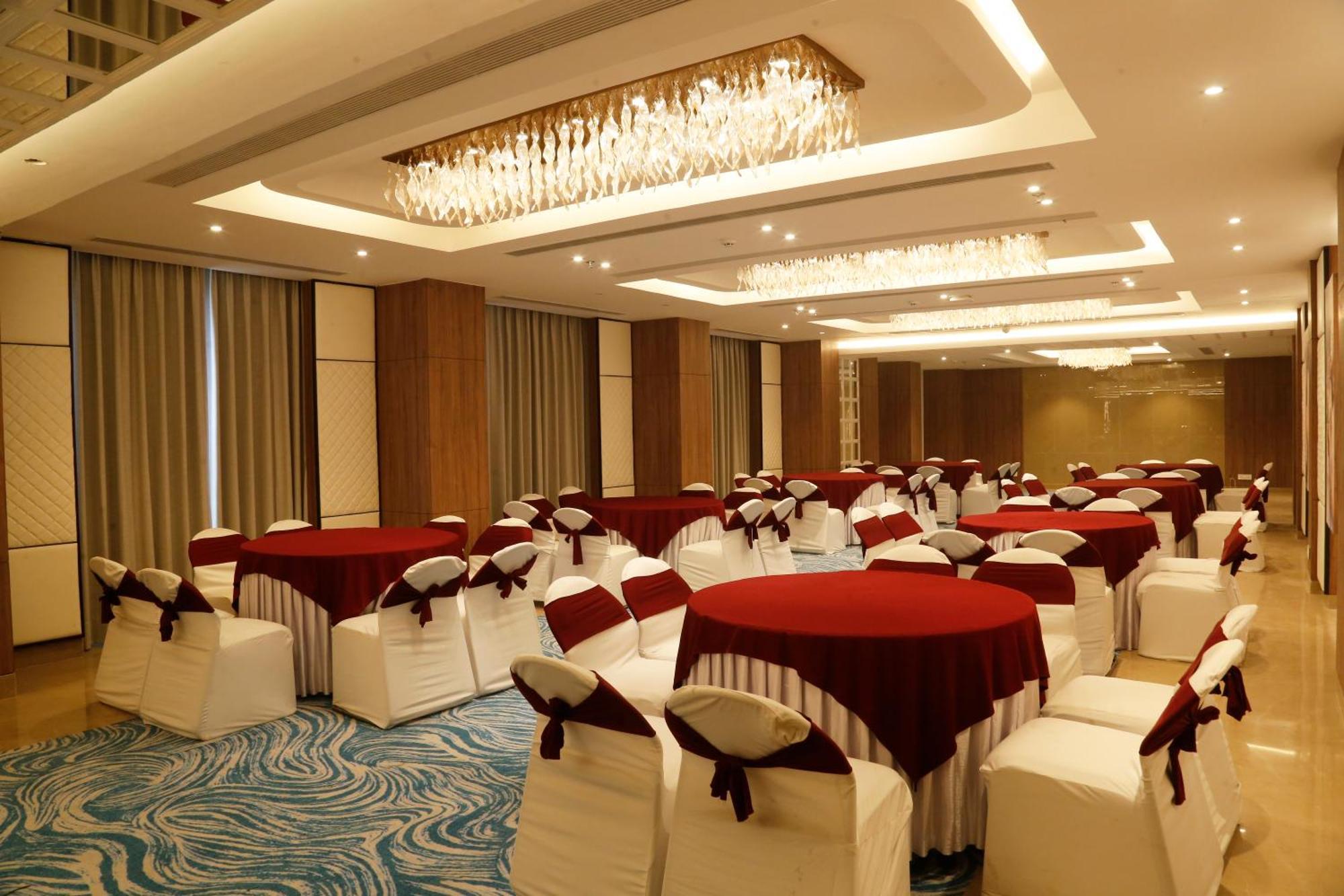 Tulip Inn Zirakpur Exterior foto