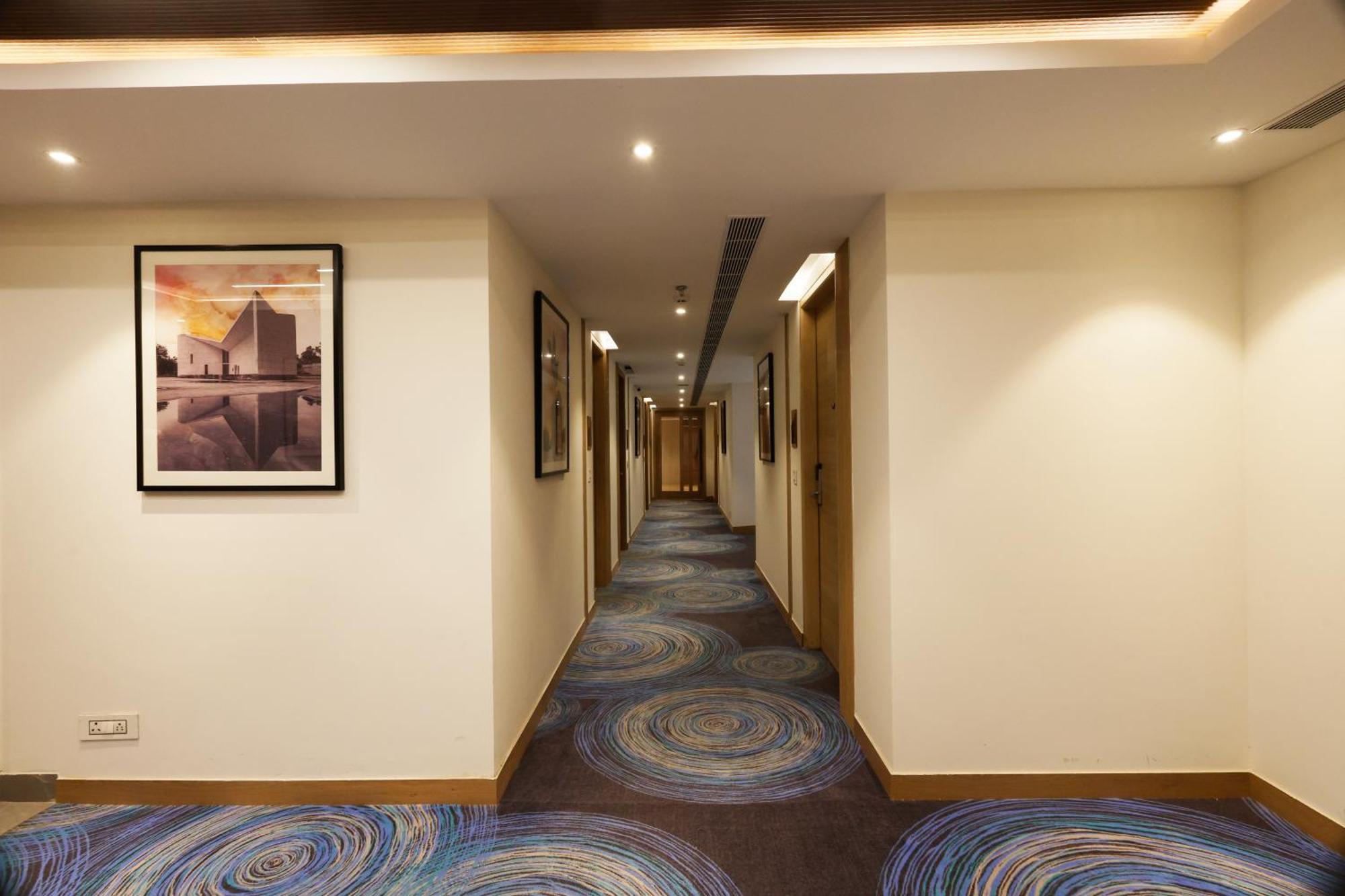 Tulip Inn Zirakpur Exterior foto