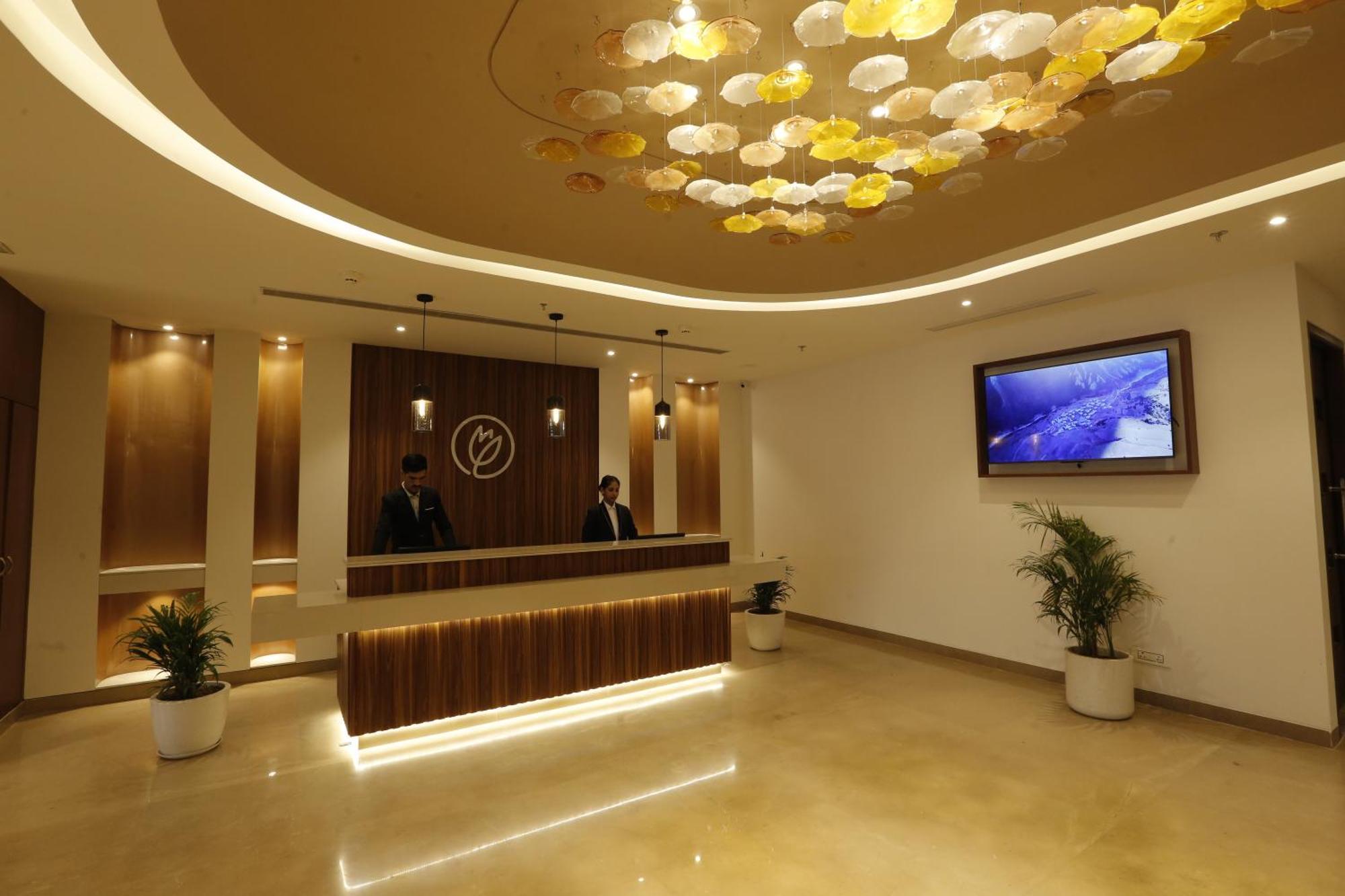 Tulip Inn Zirakpur Exterior foto
