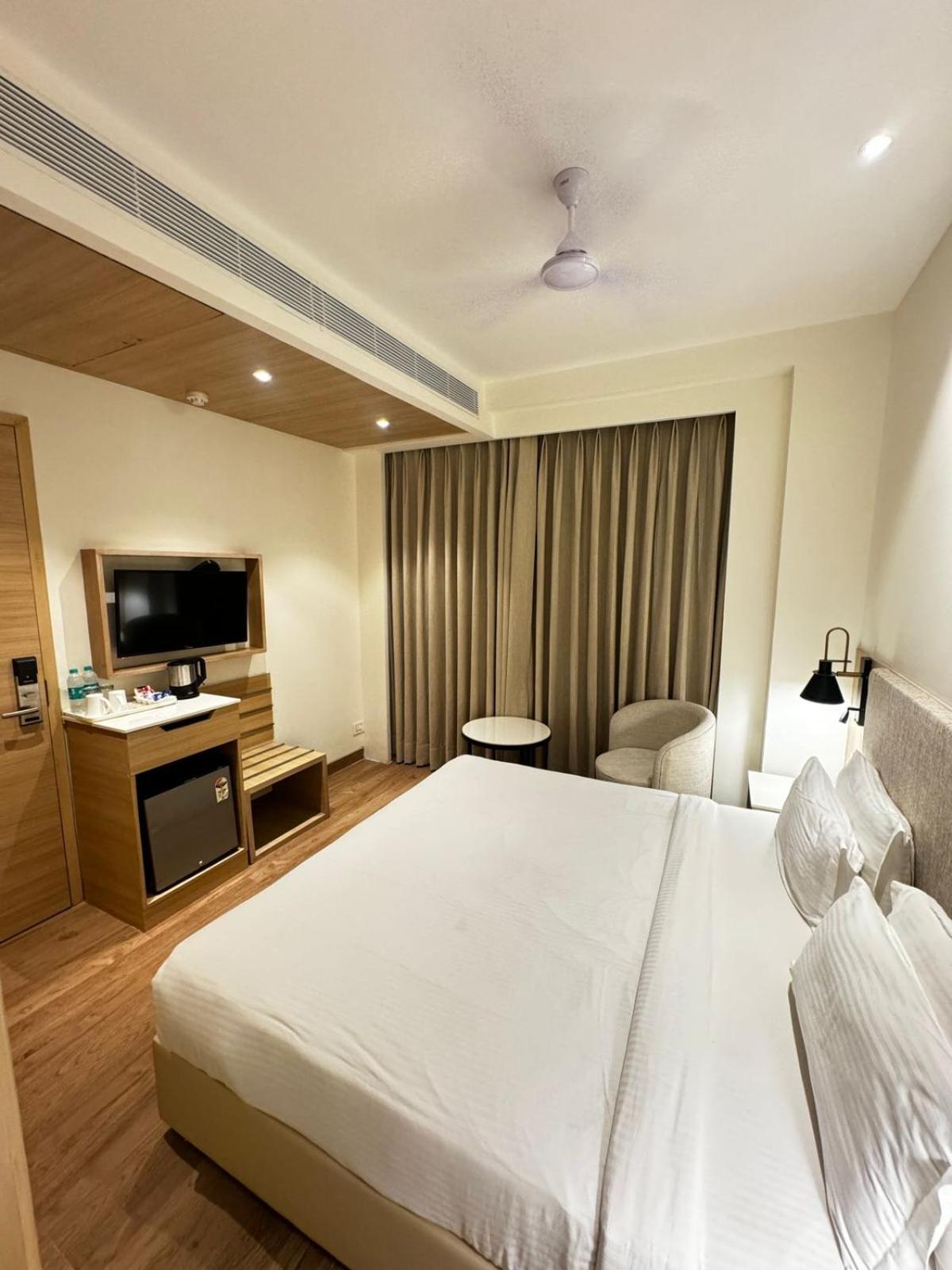 Tulip Inn Zirakpur Exterior foto